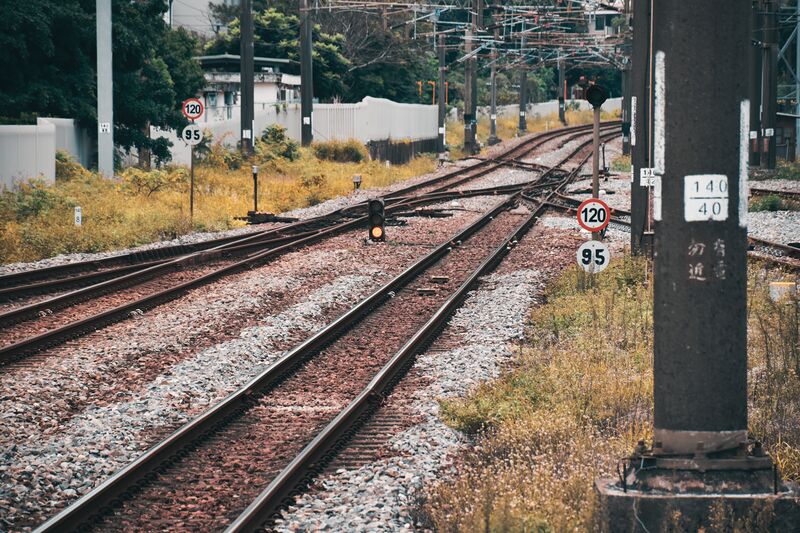 檔案:鐵軌與速限標誌-《康靖國際車站》.jpg